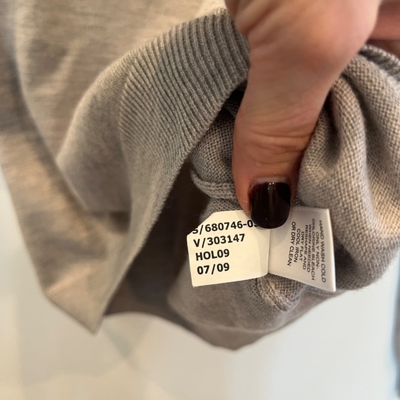 Banana Republic Men’s Extra Fine Merino Wool V-Neck Gray Sweater Large - Picture 7 of 11